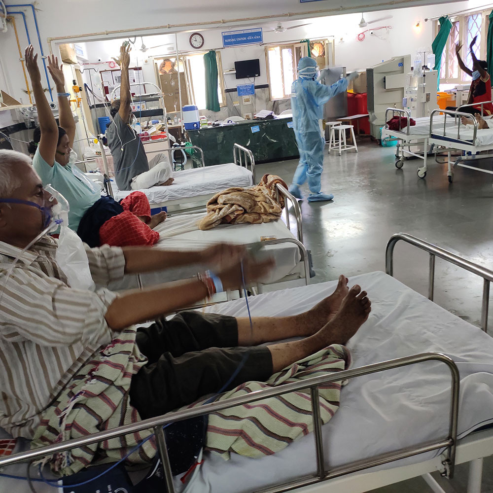 Photograph of physiotherapists at IKDRC working with patients recovering from COVID-19