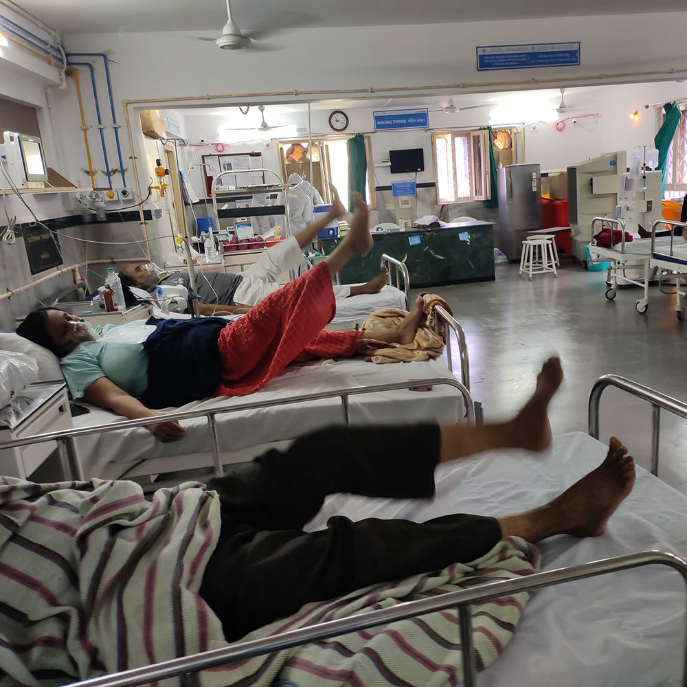 Photograph of physiotherapists at IKDRC working with patients recovering from COVID-19