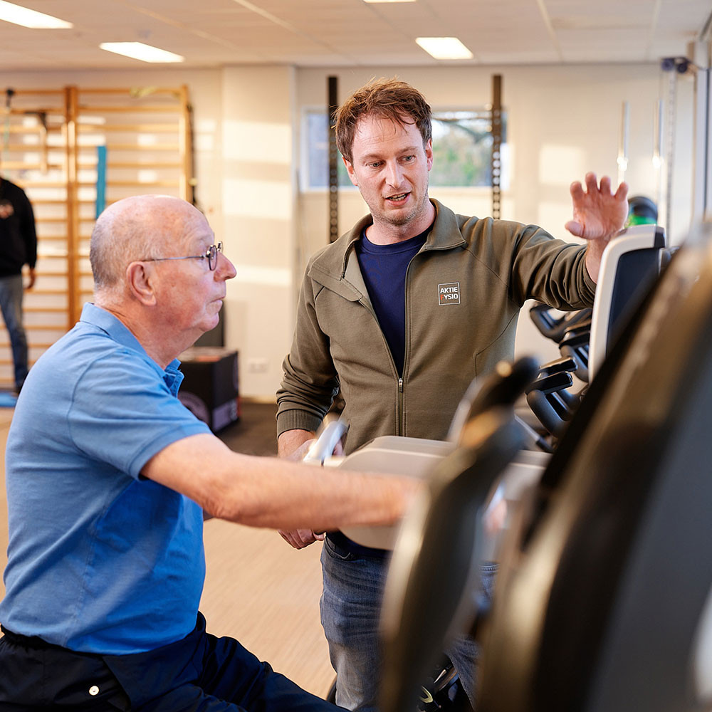 Photo of physiotherapist in the Netherlands with an older patient